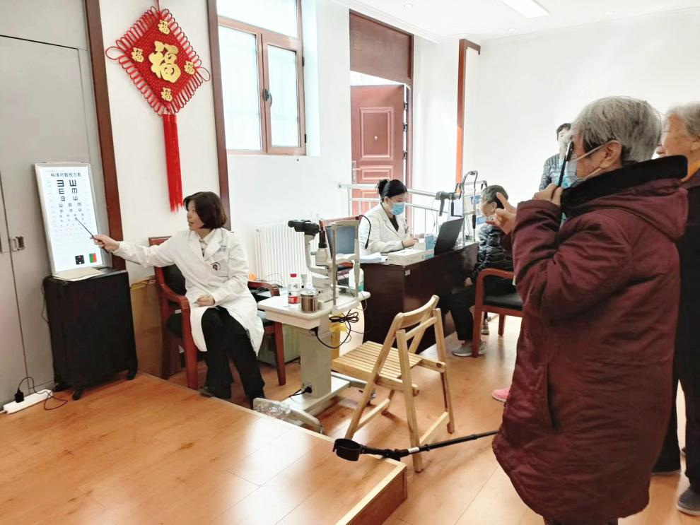 “善德光明行”為管莊干休所離退休干部進行眼健康服務(wù)